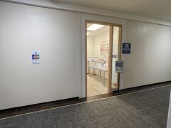 前は２階にあったのですが、今回は５階に仮店舗として営業していました。仮店舗なのでスペースも狭いのですが、ペットボトルのお水を頂けます。店舗内でトイレとかはないと思いますが、相談すればワイキキショッピングプラザのトイレが借りられると思います。インターネットとかもできるようです。
詳細は下記HP
<<https://www.jcb.jp/services/plaza/lounge_honolulu.html>>