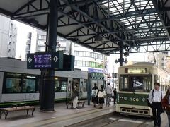 横川駅電停 (広島電鉄)
今回初めて路面電車で横川駅まで移動。
ある意味広島駅より立派な電停。
屋根があるのでJR横川駅まで雨が降っていても濡れずに行ける。