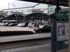 横川駅 
横川駅電停からJR横川駅の駅ビルを望む。
駅ビルといっても規模は小さい。