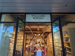 こちらはファーマーズマーケット内にある「Williams Sonoma」というキッチングッズのお店。
