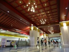 最寄りのSanam Chai駅に21:48着。
駅舎もなんか豪華な雰囲気。