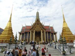 大理石の台座の上に建つワット・プラケオ初期の建造物の一つプラ・モンドップとその両脇に建つ黄金の仏塔。