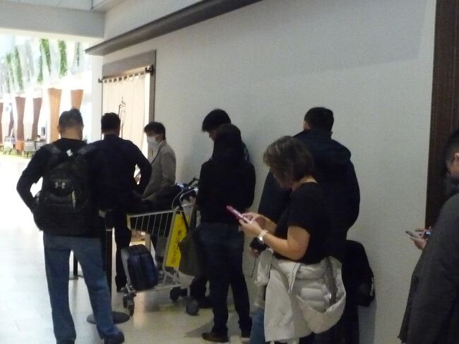 制限エリア内のプライオリティパスが利用できる新しくできた「NOA」は行列ができていて諦めました。<br />カードラウンジでビール飲んでおいて良かったです。