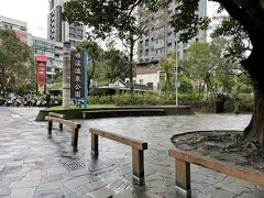 歩いて温泉公園に行ってみました。タオルなどは持ってきてないので、足湯も面倒くさいし遠くから見るだけのつもり。