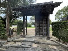 こちらは門がありますが、建物はなくなっており、中は晋作広場という広場（公園）になっていました。