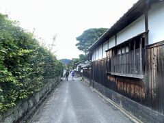 江戸屋横丁は黒板塀が続く、風情ある通りです。