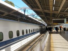 東京から５０分弱、熱海駅に到着。のぞみ号と比べて自由席車両が多く、乗客もこまめに入れ替わるこだま号。今日も適度な乗車率でゆとりある移動ができた。
バスの乗り換え時間が５分しかないので急ぐ。