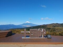 まずは富士山。すこし中腹に雲がかかっているが、このくらいなら合格点である。
絶景。富士山の左側には駿河湾も見られ、弧を描く海岸線も見事にみられた。