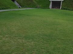 宇都宮城址公園。芝生がとてもきれい。土塁があって天守閣はないけどしっかりとお城だというかんじがわかりますね。