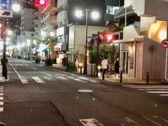 夜はいさご通りへ。川崎宿の雰囲気をつたえるモニュメントなどもありました。