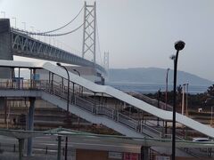 「舞子駅出口より明石海峡大橋を撮影」