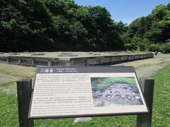 永福寺二階堂（本堂）跡　瑞泉寺から西へ5分程行った処にあります。国指定史跡です。源頼朝が奥州藤原氏を滅ぼした後、源義経、藤原泰衡、数万人の将兵の鎮魂のために、中尊寺の二階堂（大長寿院）を模倣した大伽藍の永福寺を建てました。発掘調査の結果、阿弥陀堂、二階堂（二階建てから二階堂と言われる）、薬師堂、池、橋、庭園の配置が明らかになり、盛土をして遺跡を保護し、その上に基壇、礎石を再現しています。近辺に居を構えた藤原行政は地名になった二階堂を称しました
バス停岐れ道まで戻り、鎌倉街道を越え、少し東にある滑川にかかる大御堂橋を渡る