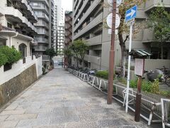 【藤次寺】や【生國魂神社】界隈を散策した際、千日前通りから【生國魂神社】の北側入口へと上がって来た急坂がこちらの【真言坂】です。両方にマンションに挟まれた細い通りで、石畳が敷かれていました。長さはさほどではないですが、運動不足の身には結構応えました。坂を上がりきると説明板が設置されていて、それによると、この界隈には多くの真言宗の寺院があったとのこと。