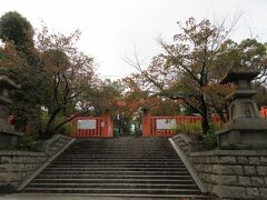 【生國魂神社】の北側入口へと石段を上がります。