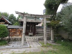 【生國魂神社】の境内を散策した際、鞴神社と同じ並びにある摂社・末社のひとつである【浄瑠璃神社】にも立ち寄りました。石の立派な鳥居の右手には【浄るり神社】と刻まれた石碑が、左手には何枚もの絵馬が奉納されていました。何しろ名前がユニークですが、その名前からイメージ出来る通り、浄瑠璃の発展に寄与した江戸時代の近松門左衛門など当時の芸能関係者を祀っているとのこと。今でいえば紫綬褒章を賜るところ、当時は神社に祀ってその功績をたたえると考えていたのかもしれませんね。