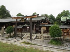 【生国魂神社】の境内にある摂社・末社のひとつがこちらで、鞴神社の隣にあり神社らしい風格を感じさせる造りになっていました。【家造祖神社】という名前を見ると「家を造営する」仕事、つまり建築の神様を祀っていることがすぐに分かりました。奥にある本殿は伊勢神宮のような妻入りの構造のように見え、この神社を特徴付けていました。