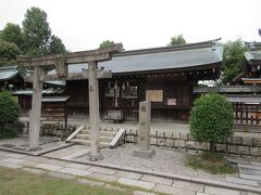 大阪の谷町九丁目駅から生国魂神社を訪れた際、境内にいくつもある摂社や末社のひとつで、鞴という火をおこす際に使った風を送るための道具の名前を冠しており、非常に興味深く感じました。宮崎駿のアニメ「もののけ姫」にも描かれる通り、製鉄には欠かせない火への信仰を感じることができました。
また、社殿や石の鳥居も立派で、神社らしい風格が感じられ見ごたえがありました。