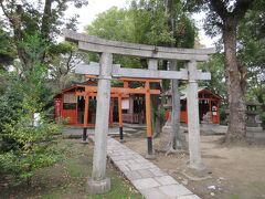 【生國魂】神社の境内にある摂社・末社の一つがこちらで、鳥居が三連で連なる様は見ごたえがありました。奥の社殿の建物自体は、同じような形の神社も並んでいて代り映えしないのですが、そうした中ではこちらが石の参道もあって一番見ごたえがありました。