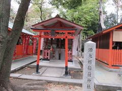 【生國魂神社】の広い境内の中にある摂社・末社の一つがこちらで、奈良県大和郡山市に勧進帳に出てくる源九郎義経狐を祀る【源九郎稲荷神社】がありますが、そこから分祀されています。細い木の朱色の鳥居はどこのなく儚げに思えましたし、奥の社殿も大風が吹けば飛んでしまうような簡単な造りでした。