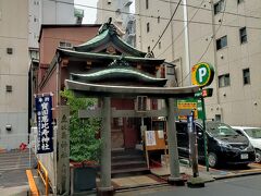 日本橋界隈を散策した時に【宝田恵比寿神社】にも立ち寄りました。時間ぎめの駐車場が隣接しており、本殿は壁面がのっぺりとした造りで赤茶色一色に塗られており、正面のみが青銅瓦ぶきで唐破風を配するなど拘りを感じさせる造りでした。