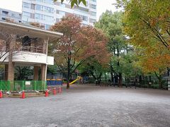 地下鉄の「小伝馬町駅」のすぐ近くにある【十思公園】の中にコンクリートの鐘楼があり、江戸時代の石町時の鐘が設置されていました。