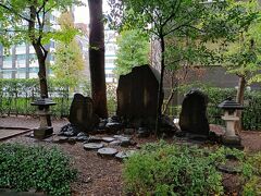 東京メトロ「小伝馬町駅」からほど近い場所にある【十思公園】の一隅に、一隅にある三基の黒っぽい石碑があり、それが【吉田松陰終焉之地】を示す石碑でした。三基ある右側に「松陰先生終焉の地」と刻まれていると分かりましたが、他は漢字が読み取りにくかったです。
