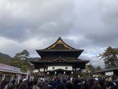 善光寺本堂でお参りして、去年買った破魔矢を返します。