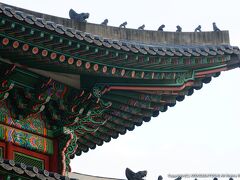 韓国の宮殿などの屋根には、このような魔よけの石像があります。
三蔵法師と聖獣らしい。