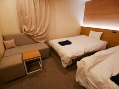 ツインルームが数段階ある中の真ん中の広さの部屋にしました。
2人分のスーツケースを広げる広さは何とかある、逆に言うとスーツケース広げるとそれで部屋が目いっぱいって感じです。