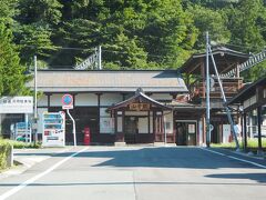 「山寺駅」の駅舎だけ撮って、、、