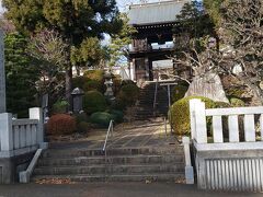目的地ゆず庵に行く前に少し観光です。まずは円乗院へ。山門に鐘楼がついててとても立派なお寺。