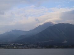 雲仙普賢岳が見えてきました。

30分ほどで島原港に到着。
