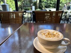 外の景色を見ながらコーヒー頂いてきました。