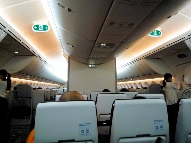 ZIPAIR機内、日本人よりタイ人の方が多く乗っています。<br />事前に通路側の席を予約しました。