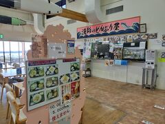 磐田市の「渚の交流館」。
福田漁港にある、お食事処とお土産店が入る施設です。

漁師のどんぶり屋で、釜揚げサクラエビ500円を購入。