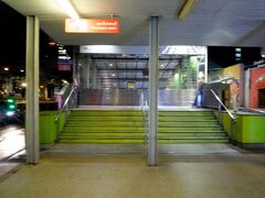 やはりMRTの最終には間に合いませんでした。ペッチャブリー駅はしまっています。
タクシー100バーツでホテルに向かうことにしました。
深夜24：00前ですがすぐにタクシーがつかまりました。