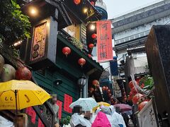 有名な阿妹茶樓。雨で人出は少な目ですが、この辺りは撮影する人たちで停滞していました。