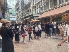 エッグタルト2軒目は有名店。20人くらい並んでいましたが、オペレーションが超スムーズで、10分くらいで買えました。