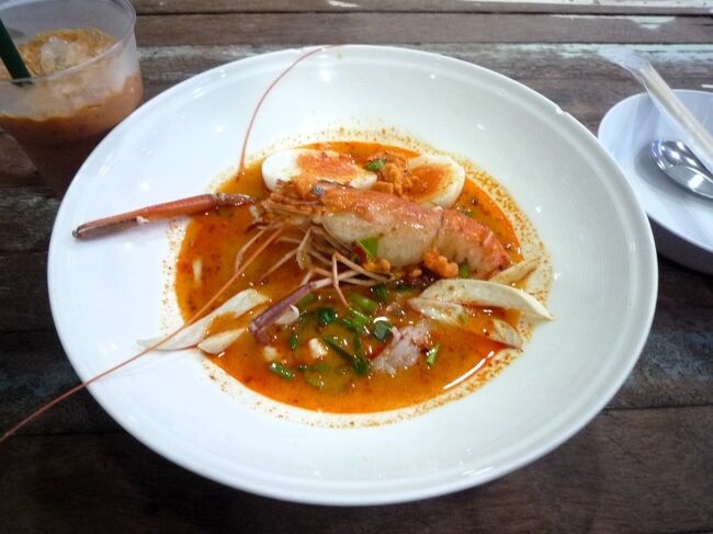 エビ、ポーク入りのトムヤンクン、麺はお薦めバーミンを選びました。<br />日本人の口にあう味でクセになりそうです。120バーツ(約500円)安いです。