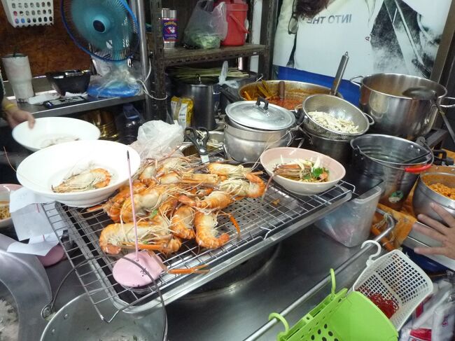 トムヤンクンは店の入り口で調理していてエビが美味しそうです。