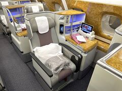 エミレーツ航空EK319便（成田国際空港発－ドバイ国際空港着）の
「エアバスA380-800」のビジネスクラスのシート（窓側）の写真。

シートが通路側に配置されたビジネスクラスのシートです。
窓は1個のみなのがデメリットです。