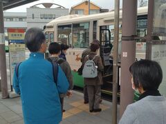 法隆寺には駅から奈良交通の路線バスで向かいます。小型のバスで観光客でほぼ満員になりました。交通系のICカードが使えました。