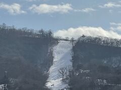 軽井沢駅に到着。
晴れていて気持ちいい上に暖かくて年末じゃないみたいです。

人口雪で、スキー場は営業中・・・