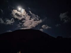 夕食後は、他の宿泊客と一緒に徒歩10分ほどのところにある「よたね広場」に出かけました。神津島自慢の星空を見るためです。
しかし、今夜はほぼ満月で明るいし、雲が多い…。