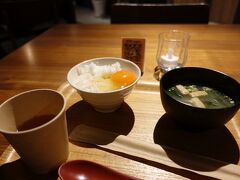 　9C HOTELは「たまごかけごはん」の朝食付き。米は「ななつぼし」、卵は旭川近郊の新鮮卵、そして味噌汁の味噌も北海道産です。
　コーヒーとほうじ茶もサービスされ、思ったより充実していました。何より６時から提供というのが、せわしない旅人にはありがたいです。
