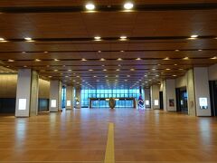 　旭川駅に入ると、日曜日とあって ひっそり。内装材の木のぬくもりと、文明の利器・暖房が、広大な空間を温めていました。