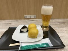 しかし、伊丹便は普通に空席だらけ。
もしかして、普通の人は東京ー大阪の移動に飛行機という選択肢はないのか( ；∀；)

朝食はラウンジでカレーパン（とビール）。