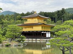 おそらく、学生のとき以来の金閣寺。ここだけは、外国人観光客が溢れかえっています。