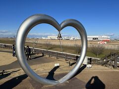 成田空港到着後、航空博物館まで路線バスで行き、そこから１０分強歩いて飛行機の丘に到着しました。

時間は１４時１５分。ホヌの到着予定時間まで１時間くらいありますので、それまでいろいろテストをします。ホヌをきれいに撮れるのは、デジカメとスマホのどちらなのか、どういう設定ならきれいに撮れるのか、など。