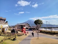 鹿児島市内に近づき、桜島を眺めながら仙厳園（せんがんえん）へ。
島津家第19代当主の光久が1658年に鶴丸城の別邸として造った庭園だそうです。